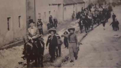 Bild: bey
So sah der Faschingszug in den 50er Jahren aus. Das Bild wurde in der Sterngasse aufgenommen.