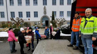 Bild: gz
Die Pakete holten Luke und Tobias Wüst mit Unterstützung der Schüler an der Grundschule ab.