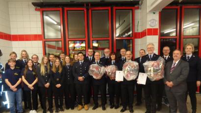 Bild: dpe
Die Feuerwehr Gebenbach-Kainsricht ehrt verdiente Mitglieder. Bürgermeister Peter Dotzler (Zweiter von rechts) und Kreisbrandinspektor Martin Schmidt (Dritter von rechts) gratulieren.