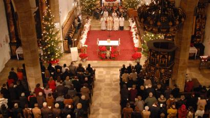 Archivbild: Petra Hartl
Kein Platz mehr frei: So voll wie in der Christmette ist es in der Sulzbacher Stadtpfarrkirche St. Marien äußerst selten.