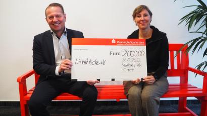 Bild: krb
Vorstandsvorsitzender Gerhard Hösl überreichte einen symbolischen Scheck in Höhe von 2000 Euro an die geschäftsführende Verlegerin Viola Vogelsang-Reichl.