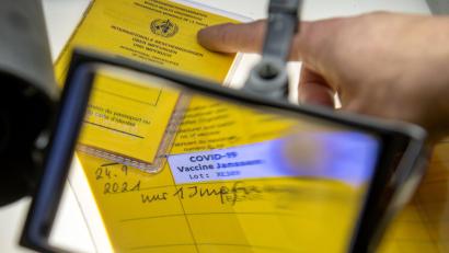 Bild: Stefan Puchner/dpa
Weil er einen gefälschten Impfausweis (Symbolbild) nutzte, musste sich ein 45-Jähriger vor dem Schwandorfer Amtsgericht wegen Urkundenfälschung verantworten.