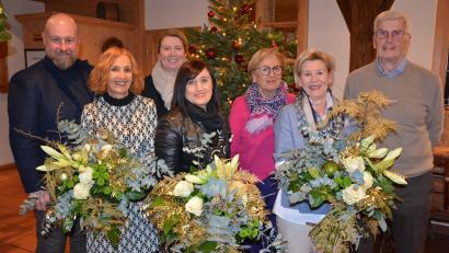 Bild: jr
Jahrzehntelange Mitarbeiterinnen zeichnete das Modehaus Zeitler aus. Im Bild (von links) Holger Paschedag, Gaby Fiedler, Katrin Paschedag, Doris Schmidt, Barbara Zeitler, Simone Söllner und Ernst Zeitler.