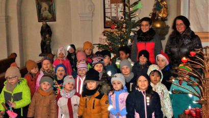 Bild: jml
Wenn so viele kleine Hände den Christbaum schmücken, dann muss das doch etwas Schönes werden, finden Kindergartenleiterin Marion Eitel (hinten, rechts) und ihr Team.