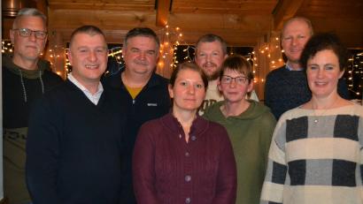 Bild: kki
Bürgermeister Dietmar Schaller (links) gratulierte der neuen Vorstandschaft und wünschte viel Erfolg bei ihrer Arbeit.