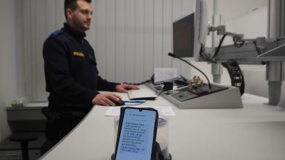 Bild: bl
Polizeihauptmeister Denis Sterbling nimmt in der Nabburger Polizeiinspektion Daten zu einem Fall auf, der im Stadium des "Anbahnungsversuchs" stecken blieb. Die Beamten sind sich sicher, dass bei einer Antwort darauf sehr bald die Forderung nach einer Geldüberweisung gekommen wäre.