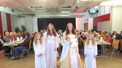 Bild: jzk
Sogar das Kemnather Christkind kam mit seinen Engeln zur adventlichen Feier der Senioren: Theresia Bauer, Stefanie Bauer, Luisa Bauer und Katharina Bauer (von links).