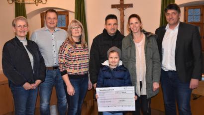 Bild: Tamara Seuberth/exb
Die Stadträte unterstützen mit einer Spende den Verein zur Förderung krebskranker und körperbehinderter Kinder Ostbayern.