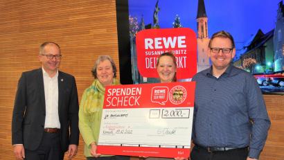 Bild: stg
Susann Daubitz (Zweite von rechts) überreichte im Beisein von Bürgermeister Roman Schäffler (links) insgesamt 2000 Euro an die Vertreter des Kinderschutzbundes Kemnath und des Vereins Sonnenblicke Nordoberpfalz.