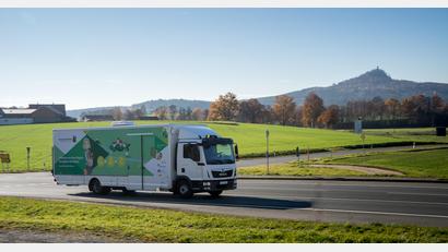 Archivbild: Steinwald Allianz/exb
Nachdem Ende des Jahres die letzte Bäckerei in Brand schließt, gibt es ab 2023 eine Haltestelle für den Mobilen Dorfladen der Steinwald Allianz im Ort. Die Verhandlungen dazu führte Bürgermeister Bernhard Schindler.
