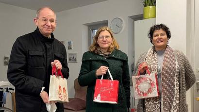 Bild: u
Stadtpfarrer Johann Hofmann (links) und Pfarrgemeinderats-Sprecherin Beate Dietrich (Mitte) überreichen Heimleiterin Astrid Geitner als Weihnachtspräsent für die Heimbewohner mit Pflegemitteln gefüllte Tüten.