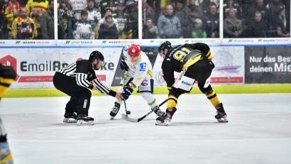 Archivbild: SignaLight
Der Amberger Michael Kirchberger (rechts) beim Bully im Hinspiel gegen Schweinfurt. Das gewannen die Wild Lions mit 4:2.
