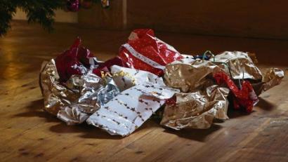 Symbolbild:  Karl-Josef Hildenbrand/dpa
Die Reste vom Fest: Auch wenn es verlockt, den Berg einfach gemeinsam wegzuwerfen, nicht alles davon gehört in den Restmüll.