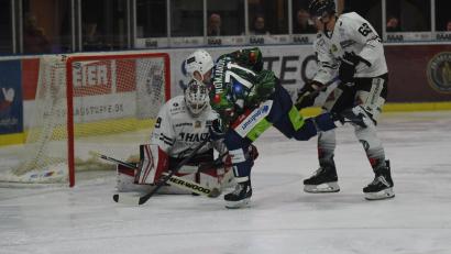 Bild: Gebert
Die Blue Devils besiegten am Freitagabend die Passau Black Hawks mit 4:2. In dieser Szene scheitert Edgars Homjakovs am Passauer Goalie Raphael Fössinger, rechts Gästeverteidiger Tomas Nuss.