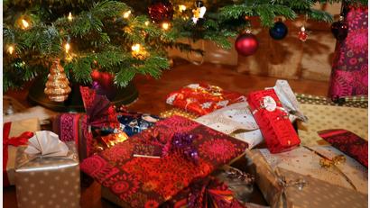 Archivbild: Karl-Josef Hildenbrand/dpa
Weihnachtsgeschenke unter dem Christbaum sind schon irgendwie ein ganz zentraler Bestandteil von Weihnachten, aber es gibt auch noch andere Bräuche, die für viele Familien eine wichtige Rolle spielen.