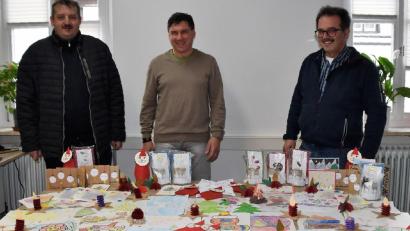 Bild: VG Schönsee/exb
Weihnachtsaktion der VG Schönsee: Die Bürgermeistern Reinhard Kreuzer, Gerald Reiter und Manfred Dirscherl (von links) freuen sich über die Mithilfe der Kinder.