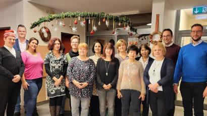 Bild: Sozialteam/exb
Im Senioren-Servicehaus Waldershof arbeiten viele langjährige Kräfte, die bei der Adventsfeier von Dr. Christian Weiß (Zweiter von links) sowie Andreas Neugirg (rechts) mit Präsenten ausgezeichnet wurden.
