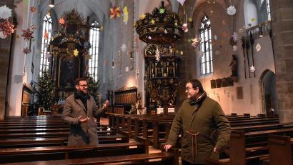 Bild: Stephan Huber
Drinnen kälter als draußen: In den Gemäuern der Stadtpfarrkirche St. Marien aus dem 14. Jahrhundert hat es derzeit nur frostige zwei Grad – trotz Sitzheizung unter den Bänken. Kaplan Lucas Lobmeier (links) und Pfarrer Herbert Mader behelfen sich mit Humor – und warmer Kleidung im Schichtprinzip.