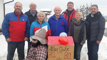 Bild: gis
Das Bild zeigt den Jubilar mit seinen Gratulanten (von links): Bergwacht-Bereitschaftsleiter Holger Schmidt, Zweiter Bürgermeister Franz Scharl, Ehefrau Christl Kastl, Jubilar Albert Kastl, Heribert Lehnert, Tochter Marion Kastl und Bürgermeister Franz Tauber.