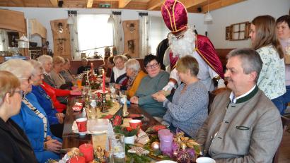 Bild: dob
Besonders feierlich wird es bei der weihnachtlichen Zusammenkunft bei der Krebsselbsthilfegruppe. Der Nikolaus knüpft viele besinnliche Gedanken in seine Rede ein.