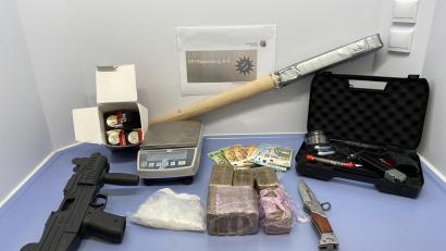 Bild: KPI Regensburg
Verschiedene Drogen und Waffen haben Beamte der Polizeiinspektion Regensburg in der Wohnung eines 31-Jährigen gefunden.
