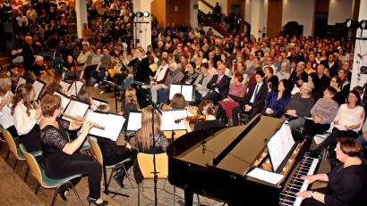 Bild: R. Kreuzer
Begeisternde Darbietungen lieferten die Musiker des Gymnasiums in der Aula den zahlreichen Zuhörern.