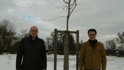 Bild: mma
Bürgermeister Bernhard Lindner (links) freut sich über die Vielfalt der Bäume auf der Hahnbacher Gockelwiese. Sein Dank ging auch an Jürgen Huber für seinen Einsatz.