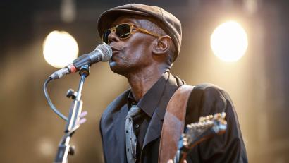 Bild: Peter Klaunzer/KEYSTONE/dpa
Maxi Jazz, Sänger und Frontmann der britischen Trip-Hop-Dance-Band Faithless bei einem Konzert 2015 in Bern.