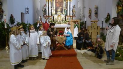 Bild: bk
"Gut habt ihr die Weihnachtsbotschaft rüber gebracht" lobte Pfarrer Varghese Puthenchira die 18 kleinen Akteure in der katholischen Kirche.
