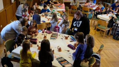 Bild: le
Wieder war es ein voller Erfolg. Kinder und Eltern waren dankbar für die Aktion „Kinder warten aufs Christkind“, das die CAJ-Gruppe unter Leitung von Alexandra Gailitzdörfer am Heiligen Abend abhielt.