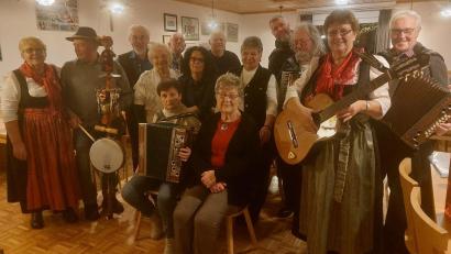 Bild: Böhm/exb
Beim Sänger- und Musikantentreffen im Sportheim in Premenreuth gab es viel weihnachtliche Musik.