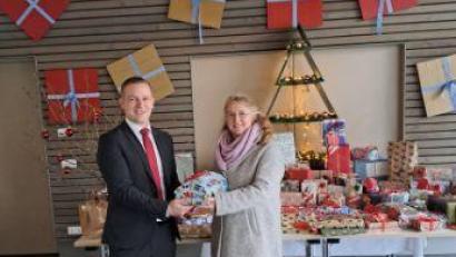 Bild: Hypo Vereinsbank
Filialdirektor Christian Wolf (links) übergibt an die Einrichtungsleiterin, Hannelore Haberzett (rechts) die Weihnachtspäckchen.