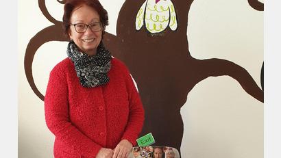 Bild: Familienzentrum Mittendrin/exb
Zum Abschied hat Marianne Fütterer einen Stuhl von der Kemnather Kinderkunst erhalten