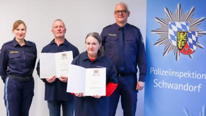 Bild: Polizeiinspektion Schwandorf/exb
Polizei-Inspektionsleiter Armin Kott (rechts) und seine Kollegin Karolin Brunner(links) ehrten die Sicherheitswacht-Mitglieder Petra Kamecke und Alois Windisch.