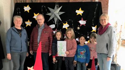 Bild: do
Eine Abordnung der Grundschule überreichte aus dem Erlös des Schulstandes beim Hobbykünstlermarkt 500 Euro an Andreas Steinl (Kinderkrebshilfe Oberpfalz Nord, Zweiter von links) Mit im Bild Förderlehrerin Maria Neumann (links) und Rektorin Gabriele Bodner (rechts).