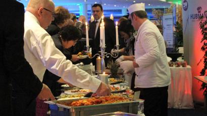 Archivbild: dwi
Das Büfett bei der "Nacht der Gastronomie" ist ein ganz besonderes: Über 50 Kräfte aus verschiedenen Amberg-Sulzbacher Restaurants verwöhnen die Gäste im ACC.