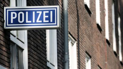 Symbolbild: Roland Weihrauch/dpa
Ein Schild mit der Aufschrift "Polizei" hängt an einem Polizeipräsidium.