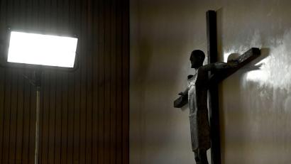 Bild: Sven Hoppe/dpa-Pool/dpa/Archivbild
Ein Kreuz hängt an einer Wand.