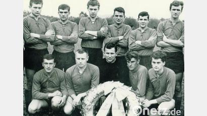 Bild: exb
Peter Krös (stehend rechts) gehörte zur legendären Meistermannschaft der SpVgg Weiden, die 1965 den Regionalliga-Aufstieg schaffte. Die Mannschaft bestand aus (hinten von links) Peter Stockowy, Wolfgang Graßl, Albert Stowasser, Herbert Würdinger, Manfred Linz, Peter Krös; (vorne von links) Eberhard Meier, Franz Dornheim, Josef Schmeilzl, Edmund Haller und Herbert Kraus.
