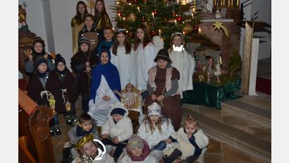 Bild: dob
"Der Stern“ hieß das Krippenspiel von Nadja Klein, das die Kinder in der Pfarrkirche in Böhmischbruck am Heiligabend den vielen Gottesdienstbesuchern vorstellten. Heuer waren ganz viele kleine Darsteller dabei.