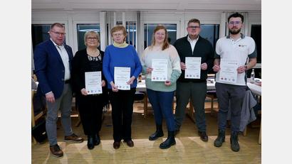Bild: Elisabeth Scheidler/exb
Bei der Jahresabschlussfeier des Roten Kreuzes: Der stellvertretende Leiter Maximilian Lang sowie die Geehrten Angelika Probst, Maria Schneeberger, Martina Prechtl, Patrick Wolf und Artur Fritz (von links).