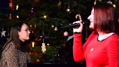 Bild: Kunz
Die beiden Schwestern Frieda (rechts) und Paula Herrmann ernten mit ihrer Interpretation des Mundart-Weihnachtsliedes von Claudia Koreck "Ruck ma alle wieder näher zsamm" Riesenapplaus.