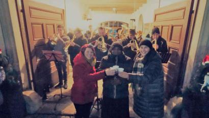 Bild: gz
Die Organisatoren Laura Roth und Madeleine Hammerl und die Werkstattmusikanten wünschten Pfarrvikar Basil besinnliche Weihnachten.