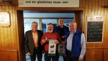 Bild: ak
Bürgermeister Günter Kopp (links) und Vorsitzender Helmut Kopp gratulierten Wolfgang Liedl und Friedrich Kohr (von rechts) zu Vereinsmeisterehren für ihre Kaninchen.