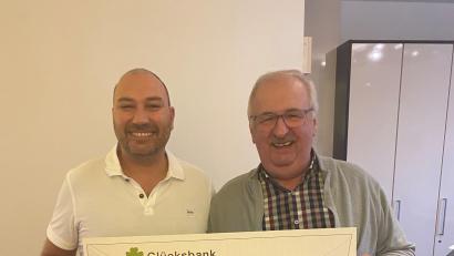 Bild: Daniel von Knippenberg/exb
Die Praxis "Zahnärzte am Steinwald" spendete heuer 12.000 Euro an die Kinderkrebshilfe Oberpfalz. Dr. Daniel von Knippenberg (von links) überreichte den Scheck an Vorsitzenden Herbert Putzer.