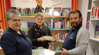 Bild: Christine Thumfahrt/exb
Freie Wähler spenden für die Gemeindebücherei Schwarzenbach