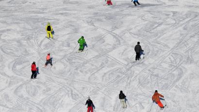 Symbolbild: Angelika Warmuth/dpa
In Tirol ist ein 12-jähriges Mädchen beim Skifahren ums Leben gekommen.