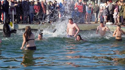 Archivbild: bkr
Am 1. Januar gibt es wieder das Neujahrsschwimmen im Naturerlebnisbad Kemnather Land in Immenreuth.
