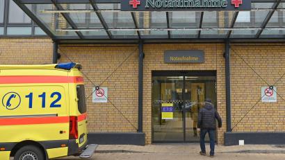 Bild: Patrick Pleul/dpa
Der Eingang zur Notaufnahme einer Klinik in Brandenburg.