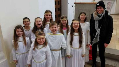 Bild: gz
Mit Gesang begleitete der Kinderchor als Engel verkleidet unter der Leitung von Anna-Lena Klug das Krippenspiel.